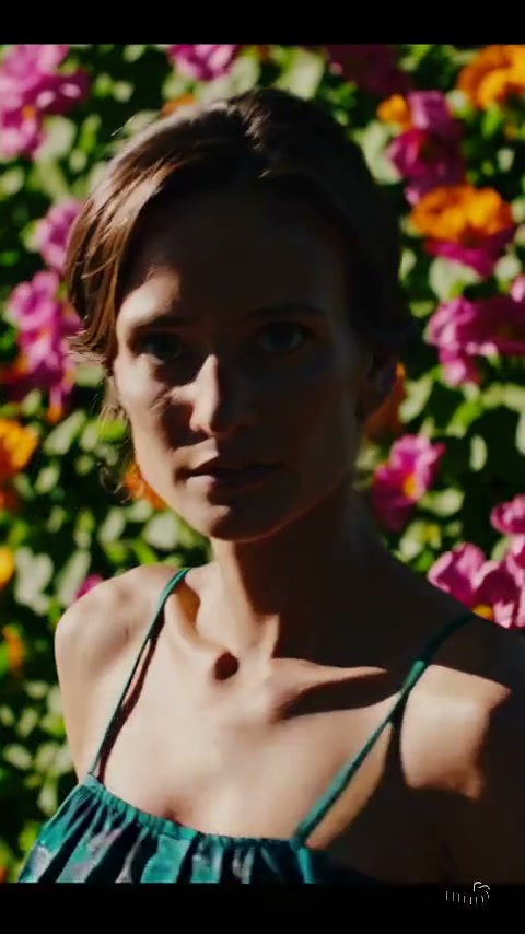 ThatStringerGuy's tweet image. She shines softly, turning the moment into something beautiful