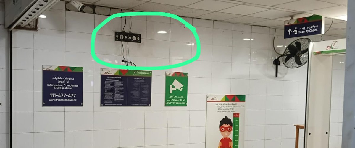 پشاورمیں بی آر ٹی فیصل کالونی سٹاپ سے نامعلوم چور لاکھوں روپے مالیت کی سکرین لے اڑا،ترجمان بی ار ٹی کے مطابق اسٹیشن کا شٹر کھلا تھا جس سے چور اسٹیشن میں داخل ہوا،سیکورٹی گارڈز پلٹ فارم پر تھے اس دوران چوری ہوئی،مقامی تھانے میں مقدمہ کے اندراج کےلئے درخواست جمع کرادی گئی ہے