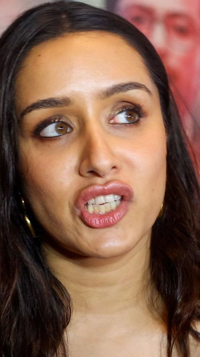 kaifiyatX's tweet photo. Shraddha Kapoor Face card 🥵 https://t.co/D6gl9OnxQV