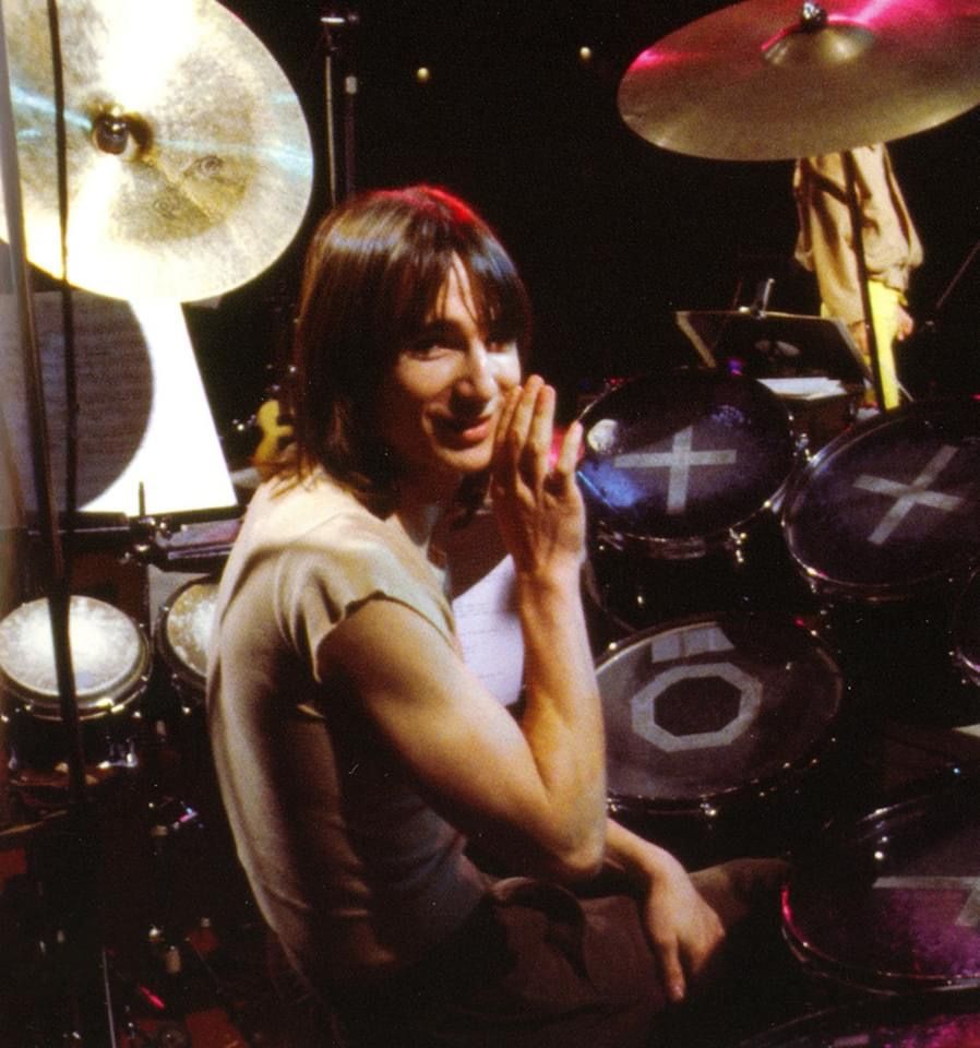 アーティストのつぶやき・・・file.723
rockの宣伝に”神”という表現はマズいと思う
自分で自分の首を絞めているようなものだ
Eric Clapton is God...
Bob Dylan is God...
この世は神が多すぎるよ
    by Terry Bozzio(UK,Frank Zappa,Missing Parsons etc)