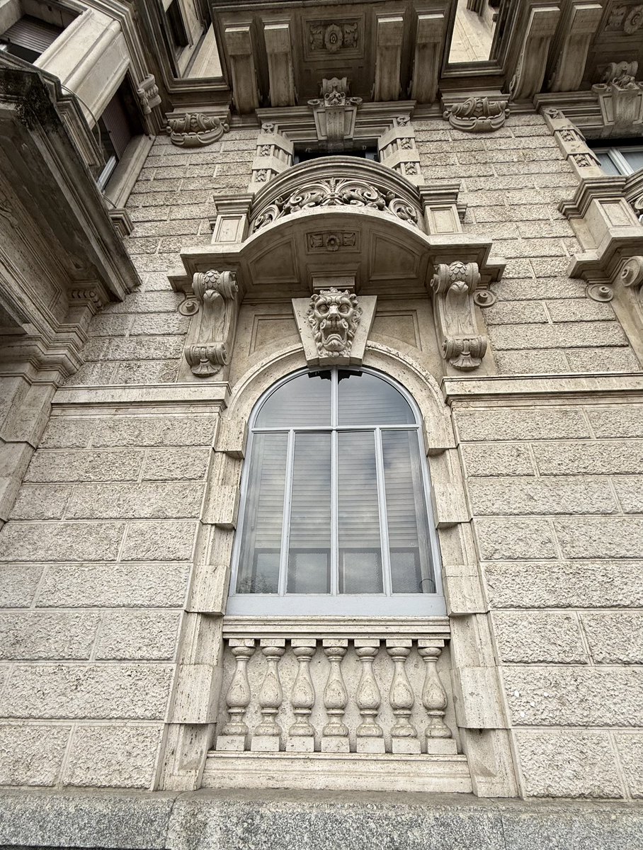 course8cheduler's tweet image. #AlphabetChallenge #WeekWforWindows 
Look at you look at me 👀 
Milano 🇮🇹