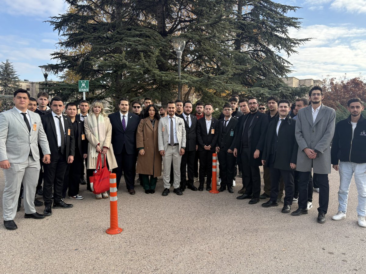Gençlerin birlik içerisinde ne kadar güçlü olduğunu dünyaya duyurmak için #BizVarız diyen Türk gençleri, genel başkanımız Sn. <a href="/MDervisogluTR/">Müsavat Dervişoğlu</a> ‘nun kazdığı siperde vatanımızın ve milletimizin geleceği için mücadele etmek üzere TBMM grup toplantımıza katılarak bizleri onore