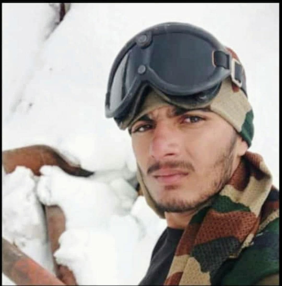 He would have completed 21 years in just 3 weeks had he not immortalized for us.
on Dec 3, 2019 Hav Dharmendra Kumar (Retd), Papa of a young Son received #Tiranga in his lieu.

Homage to,
SEPOY KAMAL KUMAR DHINDHWAL
2 JAT

On his Veergati Diwas today.
“जाट बलवान, जय भगवान !”