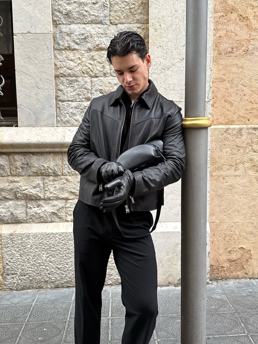Daniel Tybinkowski shows how to master an all-black look with our classic black leather jacket as the centrepiece 🔥

uk.bodaskins.com/hendrix