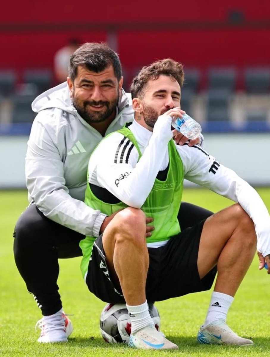 Bugün antrenmana çıkıp 2 eğlenceli poz verip düşmanlarının içinden geçiyorsun dimi 🥹🤍