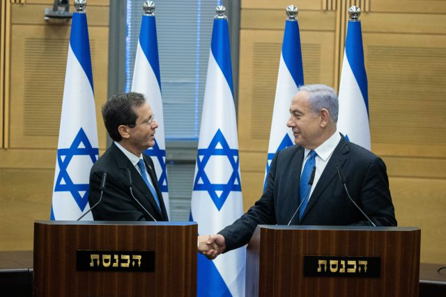 קבוצה רחבה של מפכ״לים, 'ניצבים להגנת המשטרה והדמוקרטיה' - רב ניצבים וניצבים בדימוס, לצד כארבע מאות קציני משטרה לשעבר, פנתה היום (רביעי) לנשיא המדינה יצחק הרצוג בבקשה חד משמעית לסרב לבקשת החנינה שהוגשה על ידי ראש הממשלה בנימין נתניהו באמצעות באי כוחו. בפתח המכתב מזכירים החותמים את