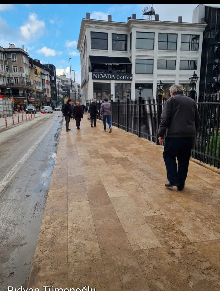 Bursayla alakası olmayan havasını suyunu kışıni bilmeyen bu kaldırımlarda yurumemis köprüyü tanımayan bilmeyen adamlara bu işleri yaptırırsanız ortaya böyle komik işler çıkar.şimdi kar buz don olmadan o mermerleri sökün milletin kolunu bacağını kafasını kırmasınin önüne gecin