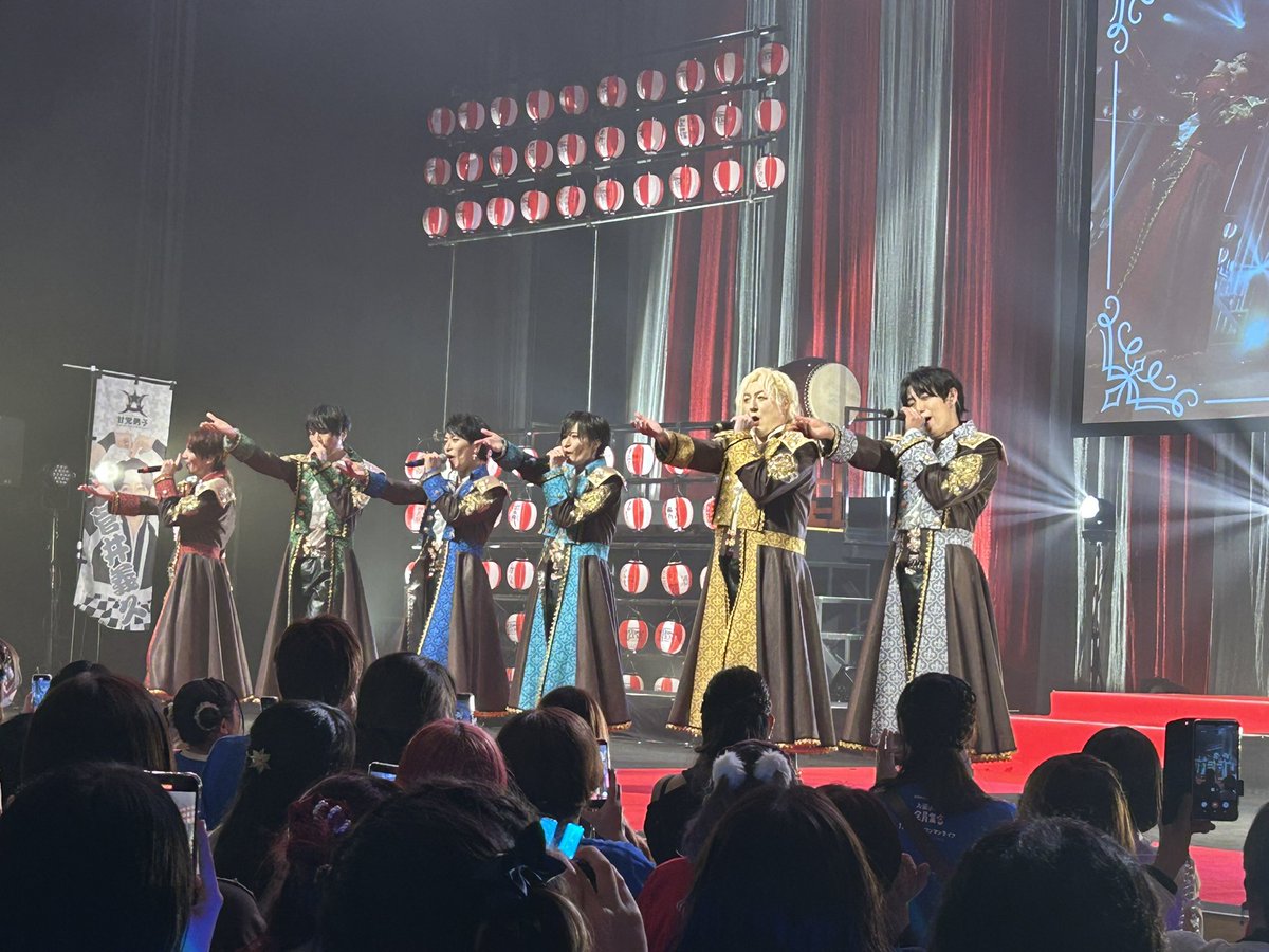 tkariya's tweet image. 12/2 甘党男子1800人コンサート🎵

スィーツの楽曲ばかり60曲のレパートリーを武器に全国でお菓子を配りながら活動中の超明るい6人組アイドルグループ🍰🍭🍡🍪

この日、文京シビック大ホールに集まったお客さんも楽しい楽曲とMCに大喜び👏👏👏

x.com/nikkan_entame/…