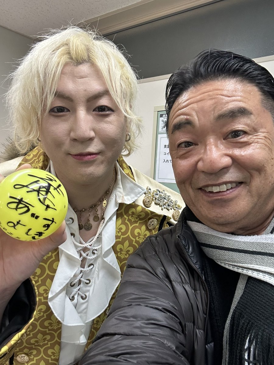 tkariya's tweet image. 12/2 甘党男子1800人コンサート🎵

スィーツの楽曲ばかり60曲のレパートリーを武器に全国でお菓子を配りながら活動中の超明るい6人組アイドルグループ🍰🍭🍡🍪

この日、文京シビック大ホールに集まったお客さんも楽しい楽曲とMCに大喜び👏👏👏

x.com/nikkan_entame/…