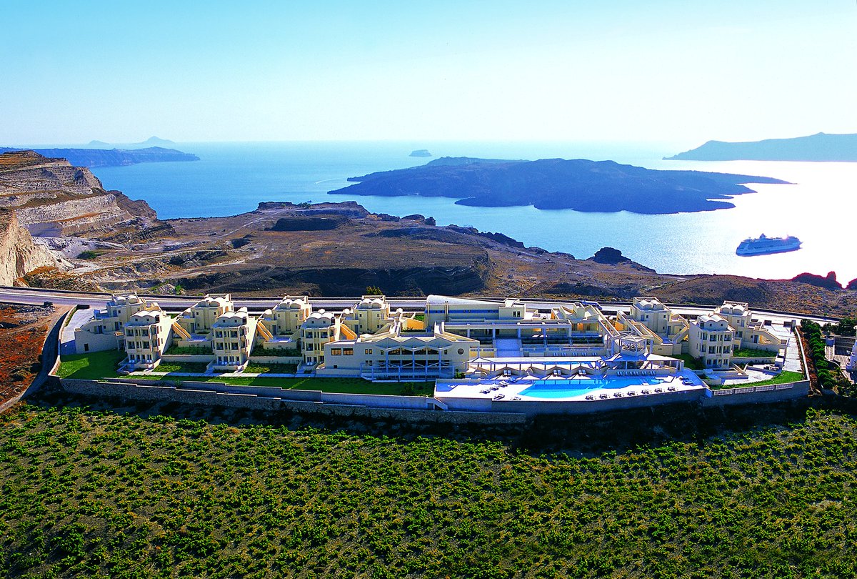 luxurygroup's tweet image. The Majestic Hotel Santorini, Greece. Luxury hotel located at the entrance of Fira close to city center with stunning views of the Caldera and the Aegean Sea. #santorini #besthotelsinsantorini #santoriniluxuryhotels #luxuryhotels #bookdirect hotel-majestic.gr/en/