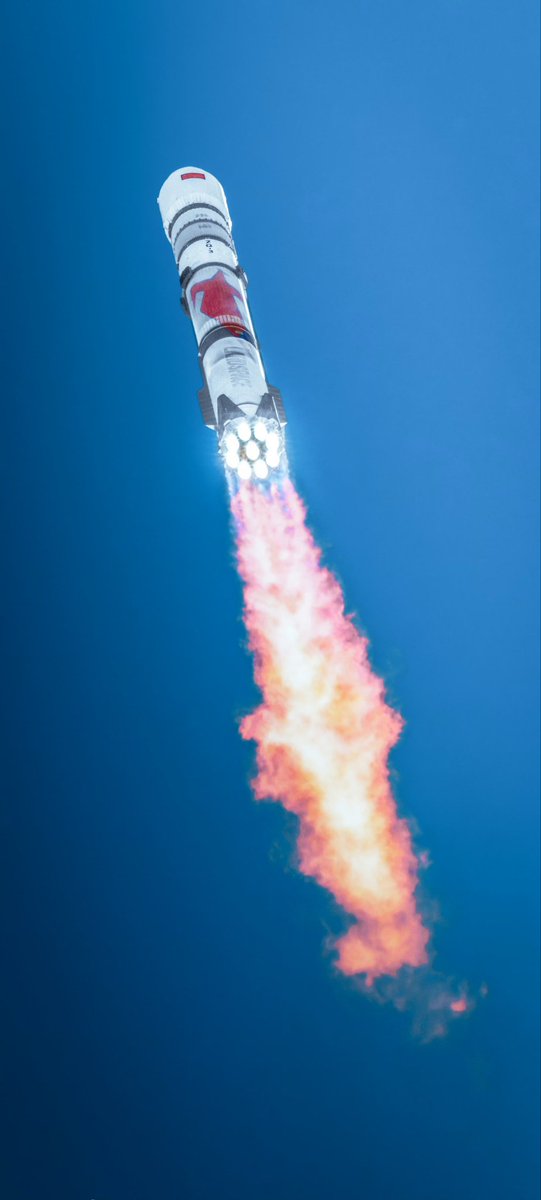 朱雀三号首飞发射官方图，来源：蓝箭航天微博
我们又多做了一次后期，以实现更好的效果