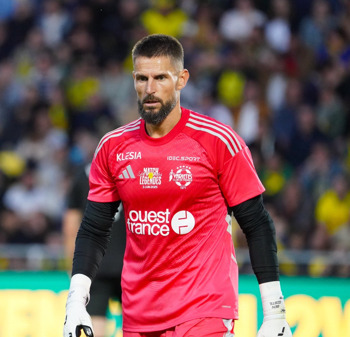 _BeFootball's tweet photo. 🚨 𝗔𝗡𝗖𝗜𝗘𝗡 𝗚𝗔𝗥𝗗𝗜𝗘𝗡 𝗗𝗘 𝗟’𝗘́𝗤𝗨𝗜𝗣𝗘 𝗗𝗘 𝗙𝗥𝗔𝗡𝗖𝗘 🇫🇷, 𝗕𝗘𝗡𝗢𝗜𝗧 𝗖𝗢𝗦𝗧𝗜𝗟 𝗘𝗦𝗧 𝗗𝗘́𝗦𝗢𝗥𝗠𝗔𝗜𝗦… 𝗣𝗜𝗦𝗧𝗢𝗡 𝗘𝗧 𝗣𝗥𝗢𝗗𝗨𝗖𝗧𝗘𝗨𝗥 𝗗’𝗛𝗨𝗜𝗧𝗥𝗘𝗦 ! 😁🦪 

L’ancien portier de Rennes joue en vétéran à Carnac, et il a décidé de se lancer dans la production d’huîtres.

Avec des amis, il a restauré une huîtrière inexploitée depuis 20 ans, 𝗲𝘁 𝗶𝗹 𝗻’𝗲𝘀𝘁 𝗽𝗮𝘀 𝗿𝗮𝗿𝗲 𝗱𝗲 𝗹𝗲 𝘃𝗼𝗶𝗿 𝘀𝘂𝗿 𝘀𝗼𝗻 𝗯𝗮𝘁𝗲𝗮𝘂 𝗿𝗲𝗺𝗽𝗹𝗶𝗿 𝗹𝗲𝘀 𝗯𝗼𝘂𝗿𝗿𝗶𝗰𝗵𝗲𝘀. 🌊⛵️ 

Yoann Gourcuff, Laurent Koscielny, Benjamin André ou encore Christophe Jallet sont déjà passés ou attendus prochainement. 😁

🗣️ Costil 🇫🇷 : « 𝗝𝗘 𝗡𝗘 𝗠’𝗜𝗡𝗩𝗘𝗡𝗧𝗘 𝗣𝗔𝗦 𝗨𝗡𝗘 𝗩𝗜𝗘, je vis la mienne comme j'ai envie. Je n'ai jamais été dans le bling-bling du foot. ❌

J'aime avoir ce relationnel avec la mer, faire les efforts, le commercial, servir au bar 𝗲𝘁 𝗺𝗲̂𝗺𝗲 𝗳𝗮𝗶𝗿𝗲 𝗹𝗮 𝗽𝗹𝗼𝗻𝗴𝗲 𝗾𝘂𝗮𝗻𝗱 𝗶𝗹 𝘆 𝗮 𝗱𝗲𝘀 𝗰𝗼𝘂𝗽𝘀 𝗱𝗲 𝗳𝗲𝘂. »

Costil a aussi repris en main le club de Vannes, qu’il ne voulait pas laisser tomber après y avoir évolué à 21 ans. 

(@lequipe)