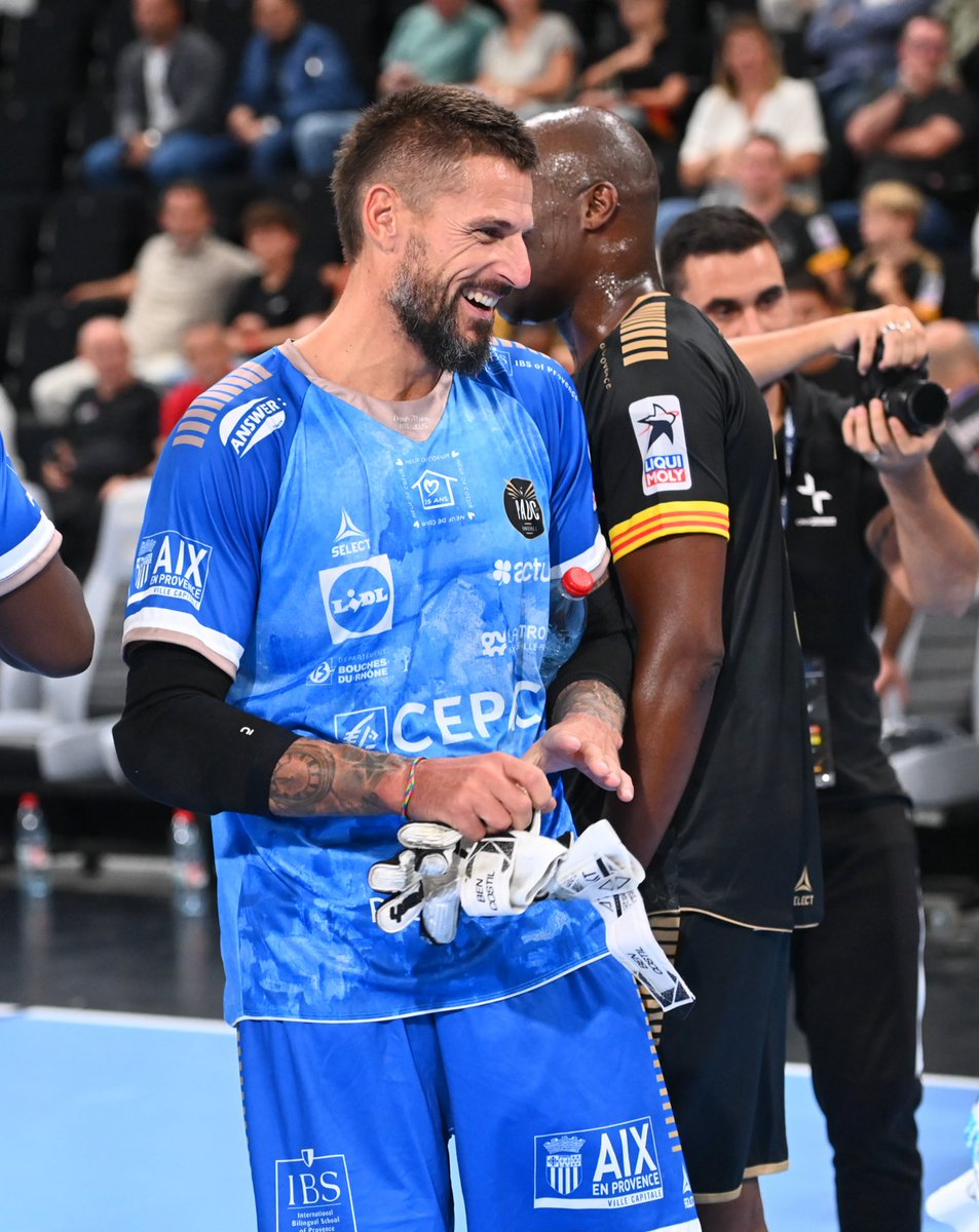 _BeFootball's tweet photo. 🚨 𝗔𝗡𝗖𝗜𝗘𝗡 𝗚𝗔𝗥𝗗𝗜𝗘𝗡 𝗗𝗘 𝗟’𝗘́𝗤𝗨𝗜𝗣𝗘 𝗗𝗘 𝗙𝗥𝗔𝗡𝗖𝗘 🇫🇷, 𝗕𝗘𝗡𝗢𝗜𝗧 𝗖𝗢𝗦𝗧𝗜𝗟 𝗘𝗦𝗧 𝗗𝗘́𝗦𝗢𝗥𝗠𝗔𝗜𝗦… 𝗣𝗜𝗦𝗧𝗢𝗡 𝗘𝗧 𝗣𝗥𝗢𝗗𝗨𝗖𝗧𝗘𝗨𝗥 𝗗’𝗛𝗨𝗜𝗧𝗥𝗘𝗦 ! 😁🦪 

L’ancien portier de Rennes joue en vétéran à Carnac, et il a décidé de se lancer dans la production d’huîtres.

Avec des amis, il a restauré une huîtrière inexploitée depuis 20 ans, 𝗲𝘁 𝗶𝗹 𝗻’𝗲𝘀𝘁 𝗽𝗮𝘀 𝗿𝗮𝗿𝗲 𝗱𝗲 𝗹𝗲 𝘃𝗼𝗶𝗿 𝘀𝘂𝗿 𝘀𝗼𝗻 𝗯𝗮𝘁𝗲𝗮𝘂 𝗿𝗲𝗺𝗽𝗹𝗶𝗿 𝗹𝗲𝘀 𝗯𝗼𝘂𝗿𝗿𝗶𝗰𝗵𝗲𝘀. 🌊⛵️ 

Yoann Gourcuff, Laurent Koscielny, Benjamin André ou encore Christophe Jallet sont déjà passés ou attendus prochainement. 😁

🗣️ Costil 🇫🇷 : « 𝗝𝗘 𝗡𝗘 𝗠’𝗜𝗡𝗩𝗘𝗡𝗧𝗘 𝗣𝗔𝗦 𝗨𝗡𝗘 𝗩𝗜𝗘, je vis la mienne comme j'ai envie. Je n'ai jamais été dans le bling-bling du foot. ❌

J'aime avoir ce relationnel avec la mer, faire les efforts, le commercial, servir au bar 𝗲𝘁 𝗺𝗲̂𝗺𝗲 𝗳𝗮𝗶𝗿𝗲 𝗹𝗮 𝗽𝗹𝗼𝗻𝗴𝗲 𝗾𝘂𝗮𝗻𝗱 𝗶𝗹 𝘆 𝗮 𝗱𝗲𝘀 𝗰𝗼𝘂𝗽𝘀 𝗱𝗲 𝗳𝗲𝘂. »

Costil a aussi repris en main le club de Vannes, qu’il ne voulait pas laisser tomber après y avoir évolué à 21 ans. 

(@lequipe)
