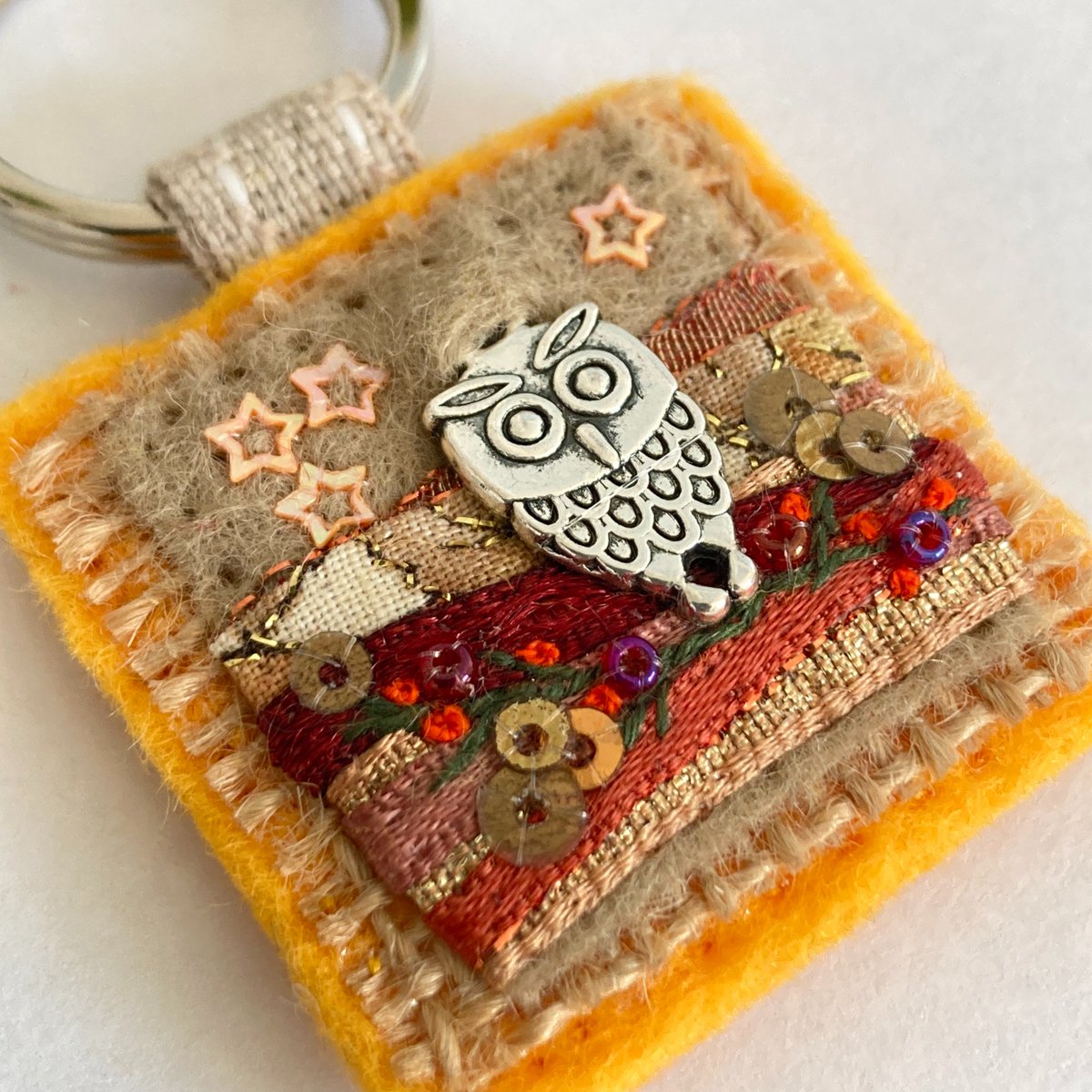 elliestreasures's tweet photo. This pretty little owl keyring will keep special keys safe and sound. Hand sewn in sunshine and warm autumn colours, with trims and tiny embellishments.
A truly unique accessory.
https://t.co/kuOfVqrua9

#EarlyBiz #UKMakers #shopindie #ChristmasGiftIdeas https://t.co/R3ZLP8gkri