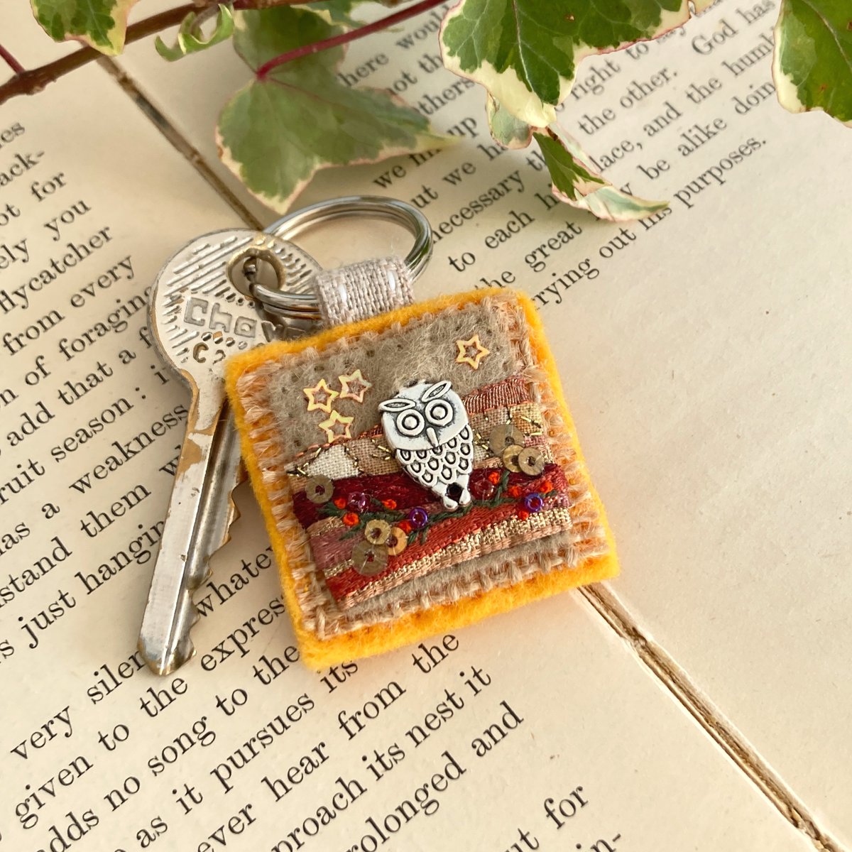 elliestreasures's tweet photo. This pretty little owl keyring will keep special keys safe and sound. Hand sewn in sunshine and warm autumn colours, with trims and tiny embellishments.
A truly unique accessory.
https://t.co/kuOfVqrua9

#EarlyBiz #UKMakers #shopindie #ChristmasGiftIdeas https://t.co/R3ZLP8gkri