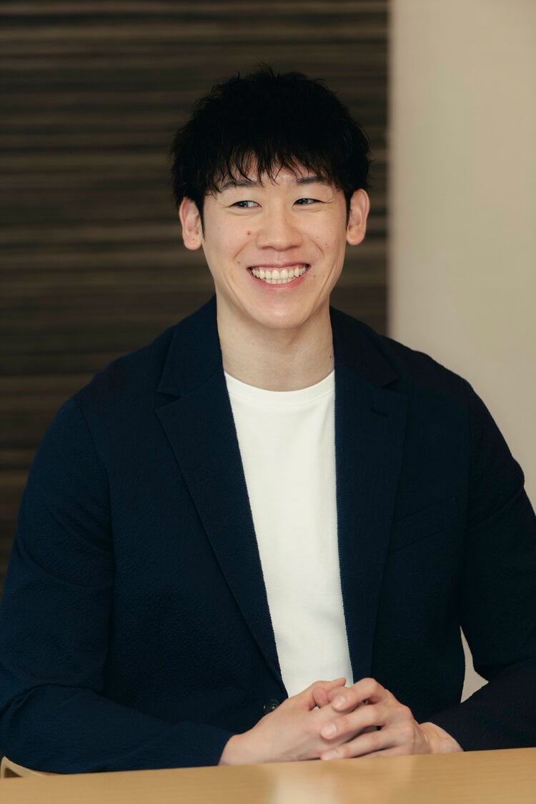yuranamore's tweet photo. Yuki Ishikawa for Sport Graphic Number ✨️
"I ended up being a little loose with the time (lol)"

Yuki : The moment I arrive at a Japanese airport by plane, I automatically switch to the mindset that I'm about to interact with Japanese people. I've been in Italy for 10 years, but it's probably more that I'm still not used to Italy. 

However, when I'm in Japan, I sometimes respond in Italian, or I accidentally slip up and say something in Italian. I've also become really lax about time (laughs). Of course, work is a different story, but I tend to be late for regular dinner appointments as well, and I'm usually the last one to arrive at a restaurant. We're supposed to meet at 6:00 pm, but I'll arrive at 6:20 pm and be like, "Sorry!" Of course I do let them know, though.

Yuki : For example, even if we have an appointment for 8 o'clock, it's normal to meet at 8:30. After 10 years, I've probably gotten used to that habit.