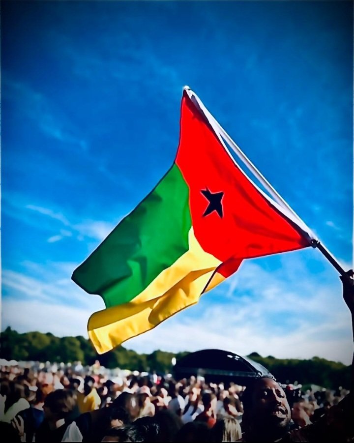 ca_jaim's tweet photo. Entre o grito amarguroso dum #povo🇬🇼 e a #ditadura, enquanto um alto estágio de privação de liberdade e de (des)humanidade, eminentemente pode provocar um #isolamento revoltante do povo em relação ao Estado (máquina criminosa) e a #oportunista comunidade internacional. É sério!! https://t.co/nyo2sLqoDG