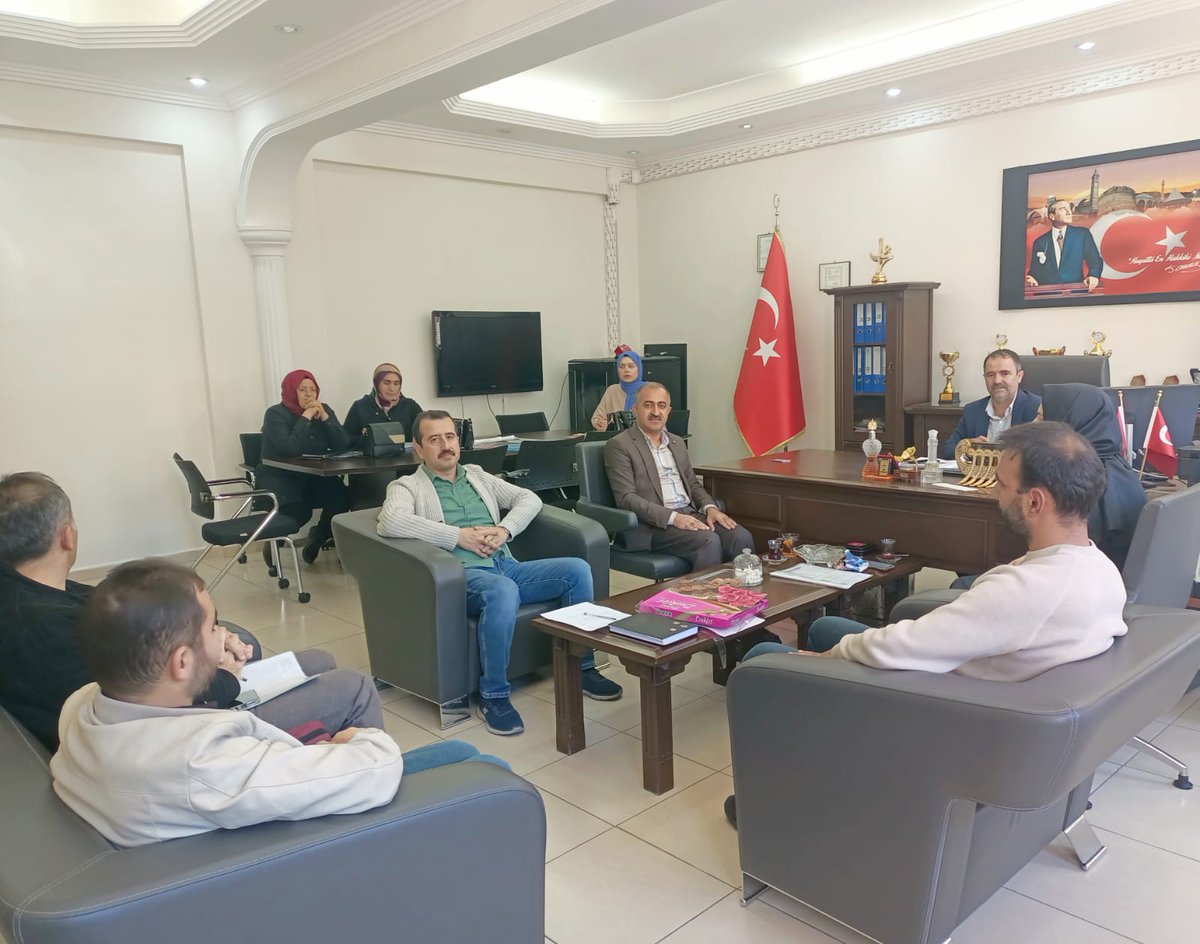 Şehit Halit Gülser Kız Anadolu İmam Hatip Lisesi Ortaokul Kısmında Hedef LGS 2026 Kapsamında Eğitim Koçluğu Toplantısı Yapıldı. LGS'de Başarıyı Artırmaya Yönelik Gerekli Tedbirlerin Alınması İçin Kararlar Alındı. Öğrencilerimizin Başarı Durumları Değerlendirildi.