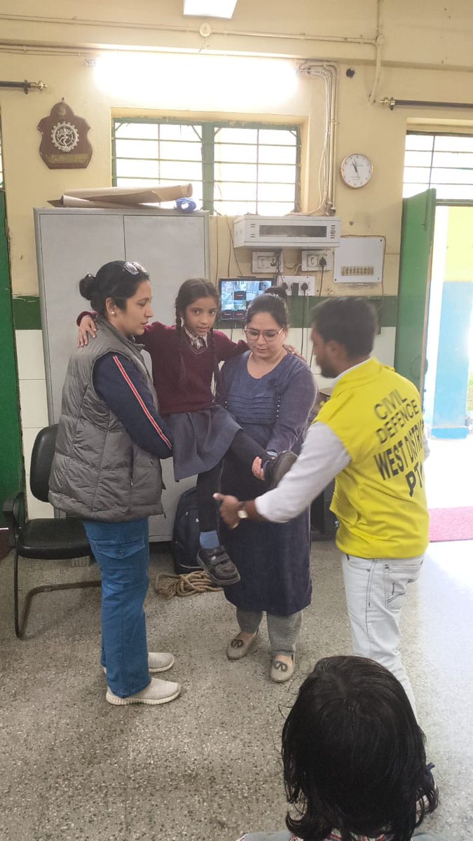 TrinityFound002's tweet photo. Suraksha Sathi Teachers’ Training at Chand Nagar B-Block (Girls)!
Trinity Foundation successfully conducted the MCD Teacher Training Program at Chand Nagar B-Block (Girls), School ID: 1556099.

#SurakshaSathi #TrinityFoundation #MCDTeacherTraining #EmergencyPreparedness https://t.co/YljEkhNnQB