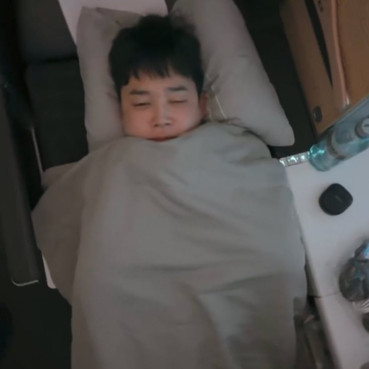 jiminbeakie's tweet image. FIND THE DIFFERENCE