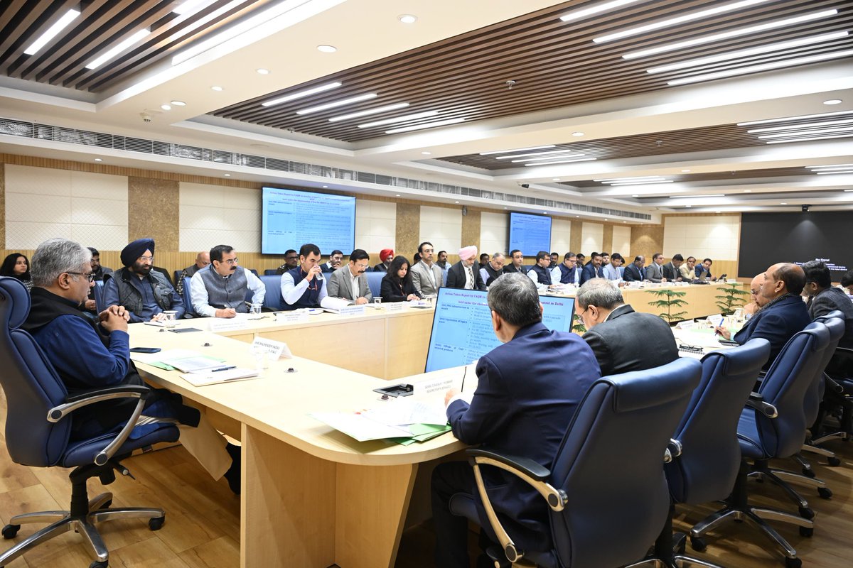 EnvironmentPib's tweet image. Union Environment Minister Shri Bhupender Yadav reviews #AirQuality Situation in Delhi-NCR

shri @byadavbjp directed Authorities from NCR States to accelerate on-ground implementation of Annual action Plans on #AirPollution Management

📝 pib.gov.in/PressReleasePa…