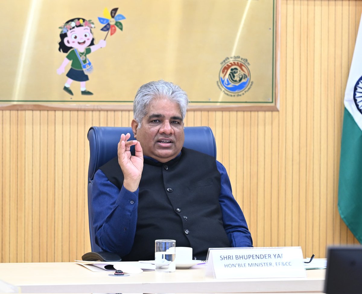 EnvironmentPib's tweet image. Union Environment Minister Shri Bhupender Yadav reviews #AirQuality Situation in Delhi-NCR

shri @byadavbjp directed Authorities from NCR States to accelerate on-ground implementation of Annual action Plans on #AirPollution Management

📝 pib.gov.in/PressReleasePa…