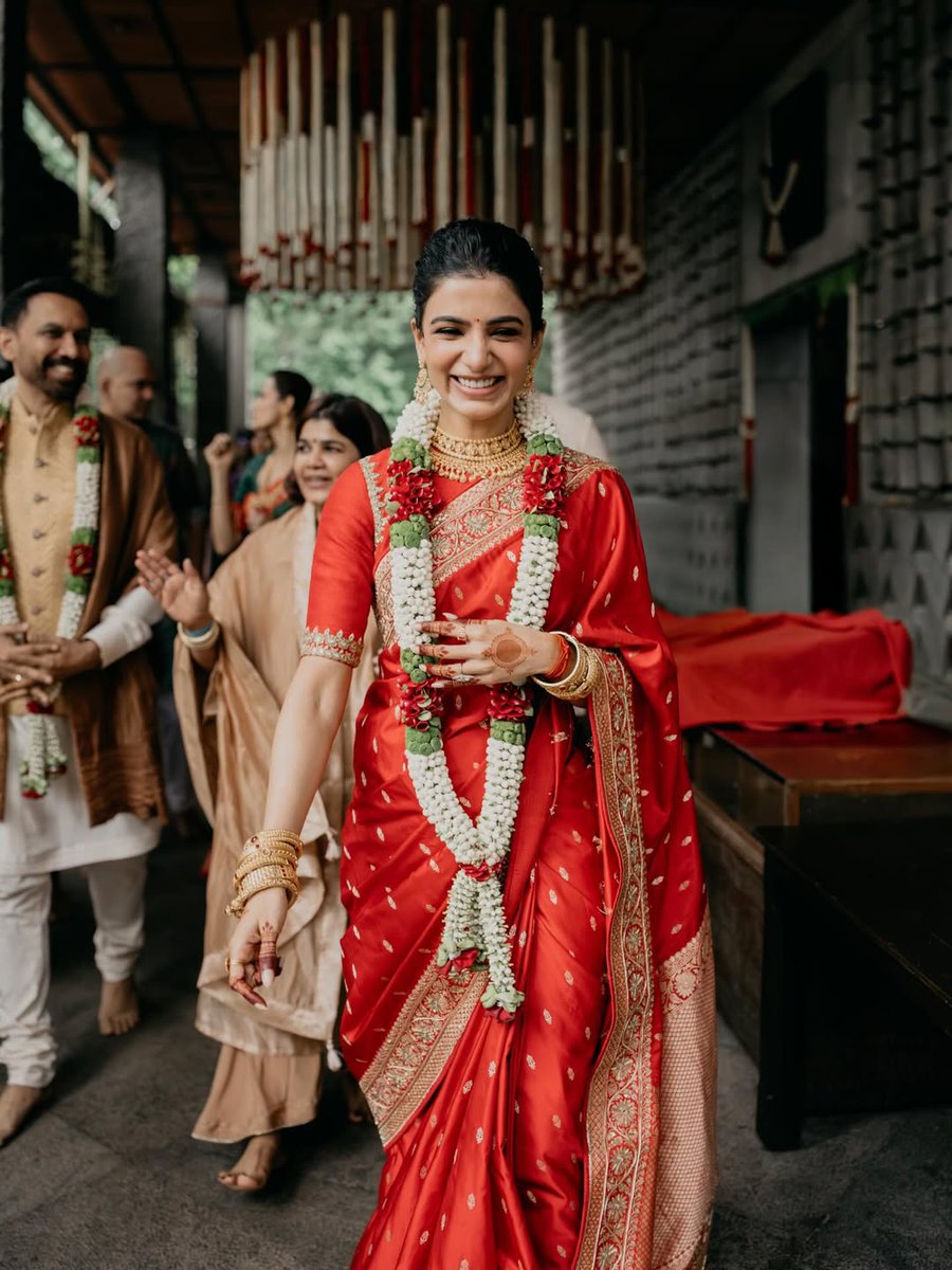 filmfare's tweet image. #Samantha looking effortlessly simple and stunning in the latest wedding moments shared by a friend. 🌺

#Celebs