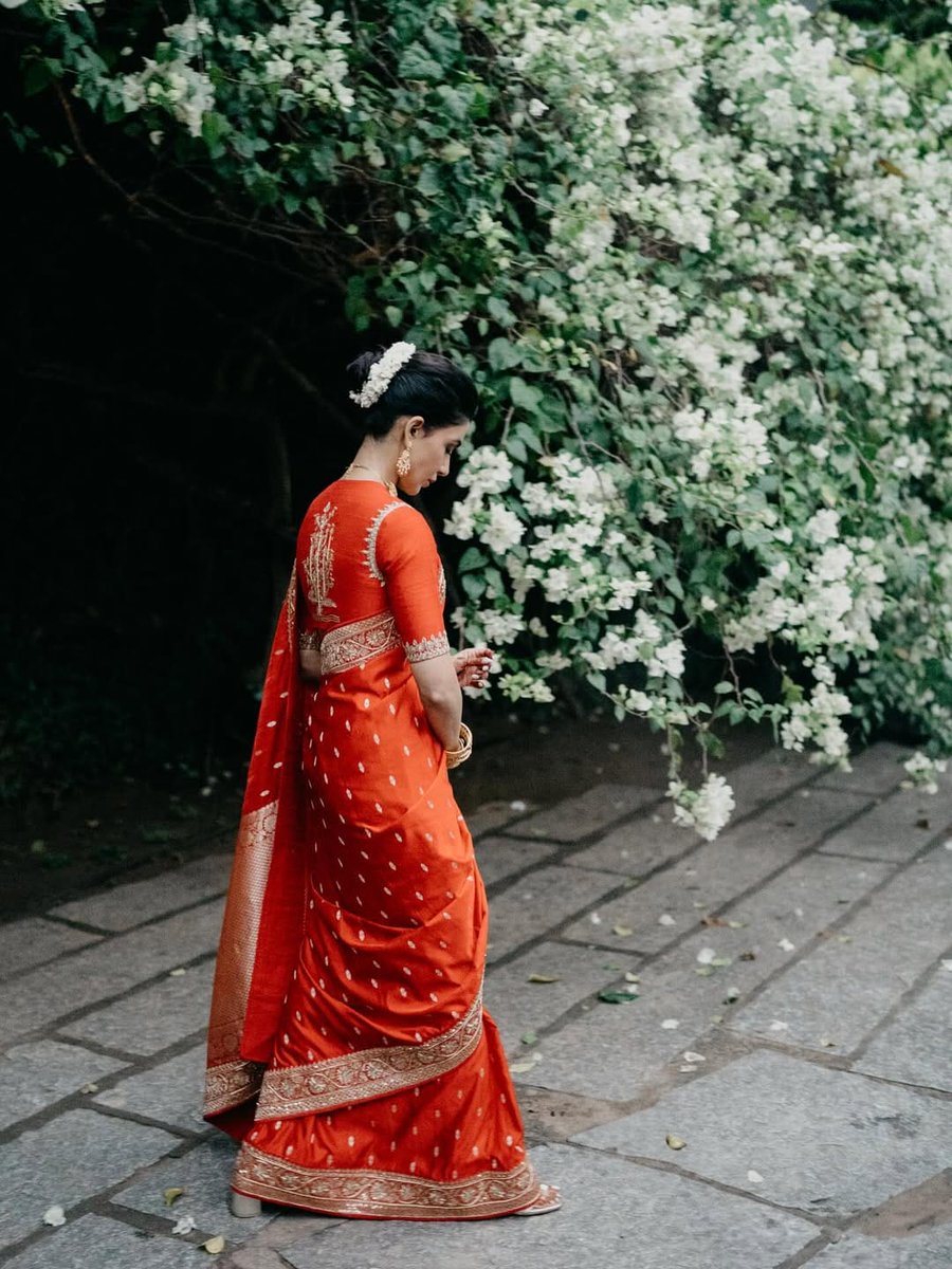 filmfare's tweet image. #Samantha looking effortlessly simple and stunning in the latest wedding moments shared by a friend. 🌺

#Celebs