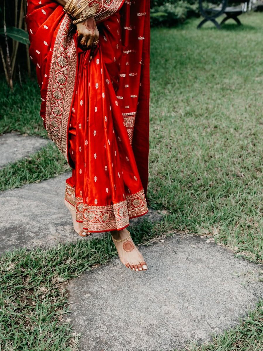 filmfare's tweet image. #Samantha looking effortlessly simple and stunning in the latest wedding moments shared by a friend. 🌺

#Celebs