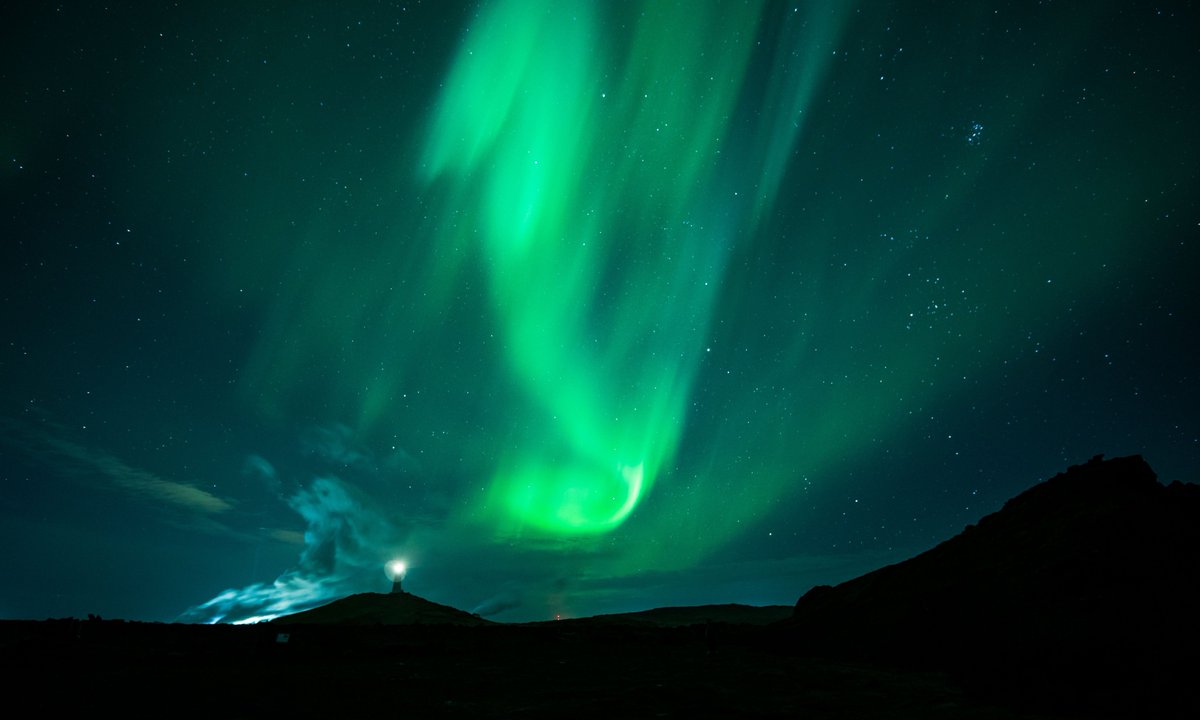 🚨 HIGH Aurora alert for tonight (Dec 3), don’t sleep on this one! 🌌

The forecast is Kp 5 (High), meaning strong Northern Lights potential across Iceland. Visibility looks best in South &amp; Southwest Iceland (yes, Reykjavík too!). 💚

#iceland