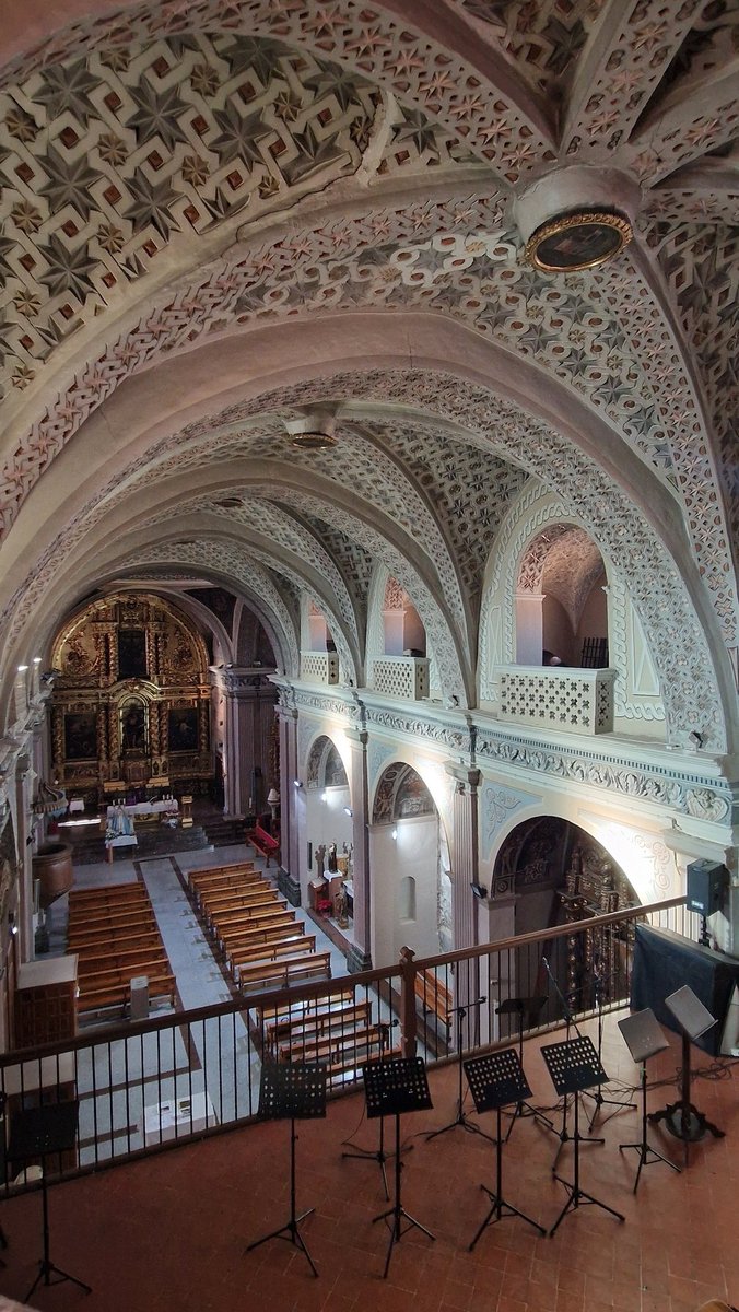 En las obras  que estamos ejecutando en la capilla de Santa Orosia de la Iglesia parroquial de Illueca  ha salido el oculo mudéjar de la primitiva iglesia construida por el arquitecto del #PapaLuna, Mahoma Rami.
@patrimoniocultural
#Partidoaragones
#yuntamientoillueca