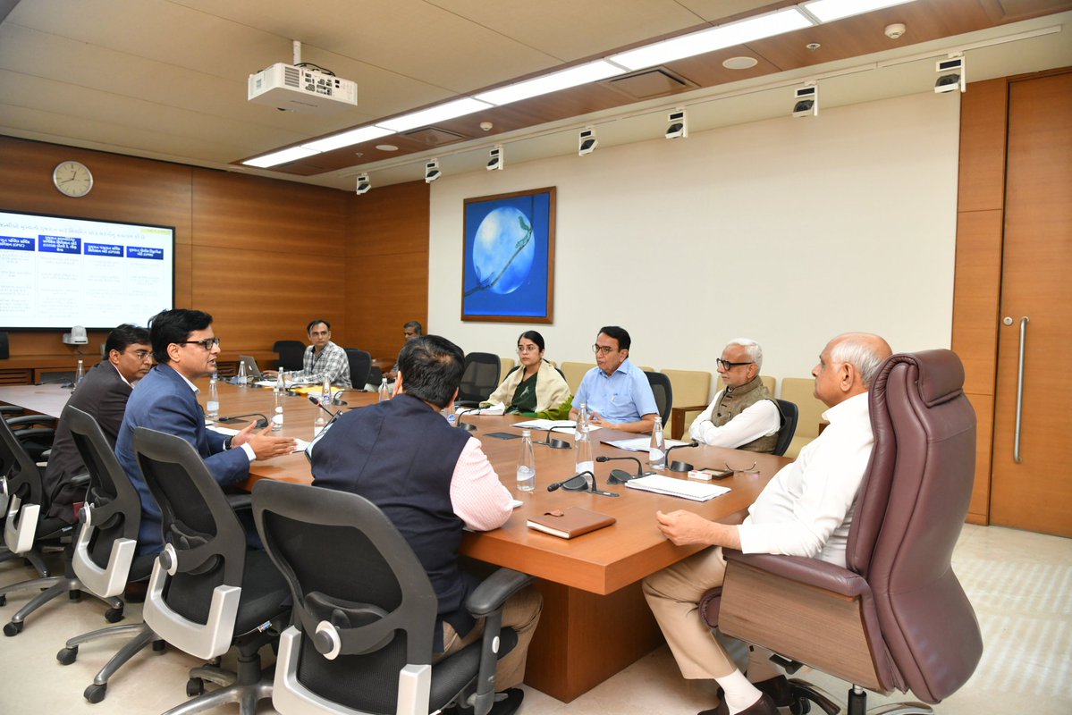 માનનીય વડાપ્રધાન શ્રી નરેન્દ્રભાઈ મોદીએ આપેલા ‘વિકસિત ભારત @ 2047’ના સંકલ્પમાં ‘વિકસિત ગુજરાત @ 2047’ને અગ્રેસર રાખવાના ધ્યેયથી મુખ્યમંત્રી શ્રી ભૂપેન્દ્રભાઈ પટેલે રાજ્ય શાસનના વહીવટી માળખા અને કાર્યપદ્ધતિમાં જરૂરી ફેરફાર માટે ગુજરાત વહીવટી સુધારણા પંચ (GARC)ની રચના કરેલી છે. 

આ