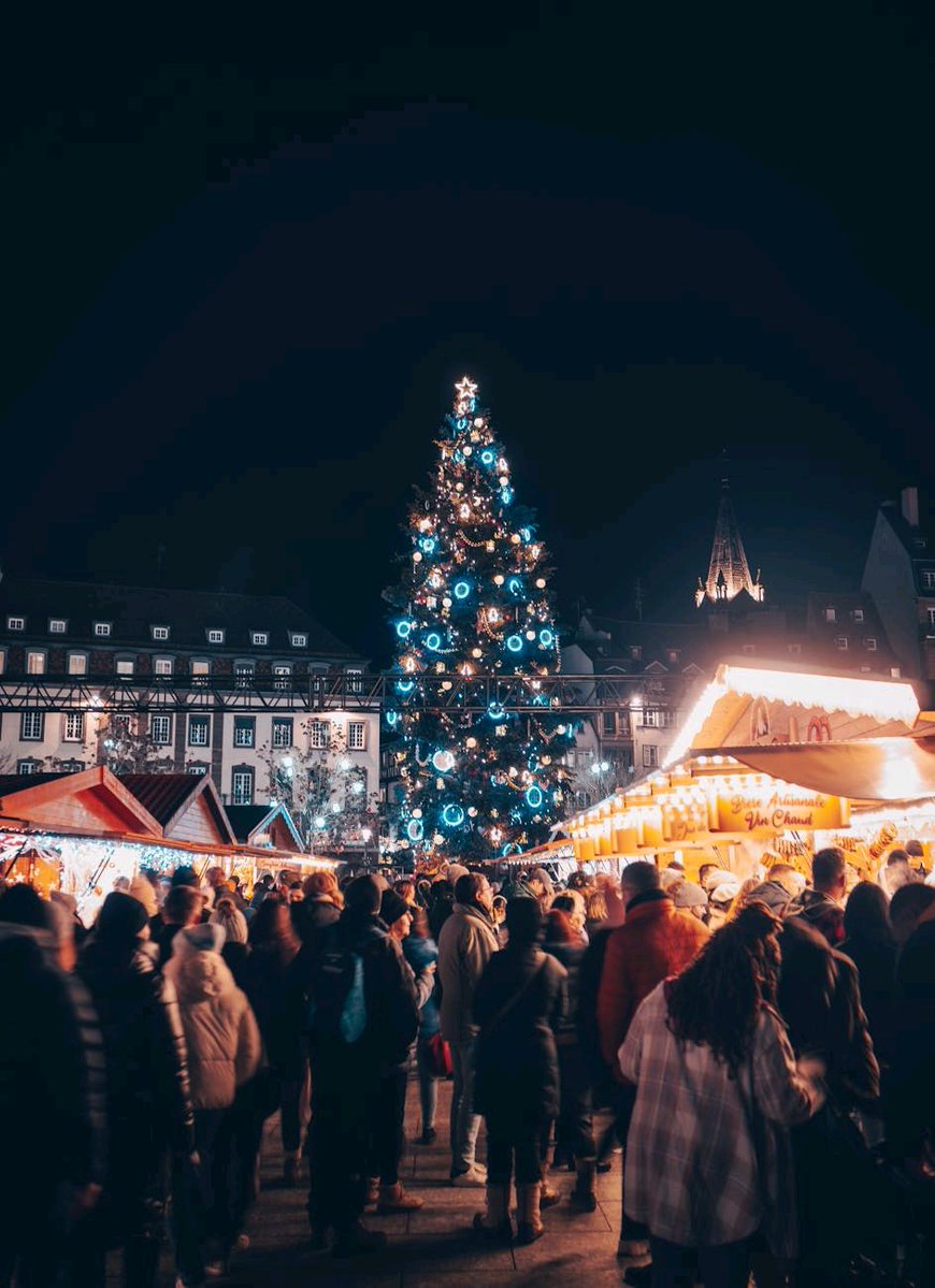 KellyReportBlog's tweet image. Discover magical Christmas traditions from around the world! 🎄🌍 

From cosy rituals to festive foods, these fun ideas will inspire new memories with your family.

Read here 👉 thekellydianereport.co.uk/2025/12/02/chr…
.
.
.
.
#ChristmasTraditions #FestiveSeason #FamilyChristmas #HolidayInspo