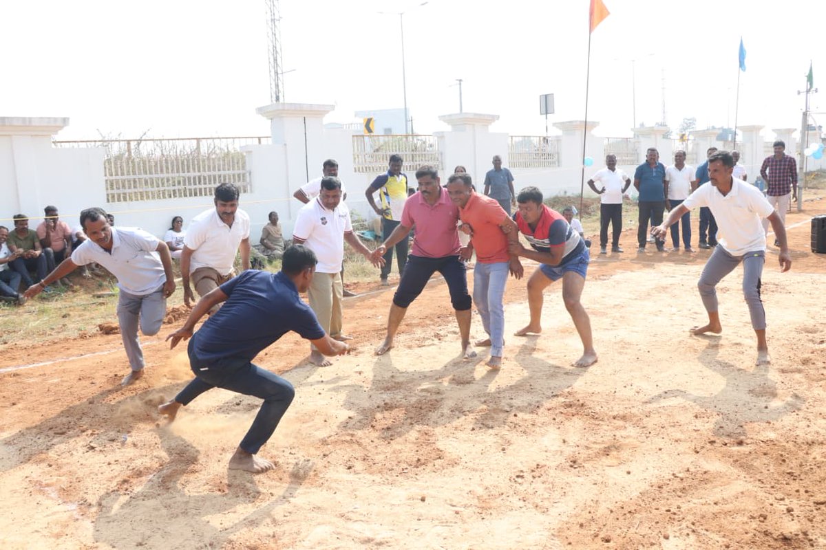 spmedak's tweet image. హోమ్ గార్డు రైసింగ్ డే సందర్బంగా మెదక్ జిల్లా ఎస్పీ డి.వి.శ్రీనివాస రావు, IPS గారు కార్యాలయ గ్రౌండ్‌లో హోమ్ గార్డు సిబ్బందికి క్రీడా పోటీలను ప్రారంభించారు.
శాంతిభద్రతలలో హోమ్ గార్డుల సేవలు అభినందనీయం
వాలీబాల్,కబడ్డీ పోటీలలో పాల్గొన్నారు.
#HomeGuards #MedakPolice #RisingDay2025