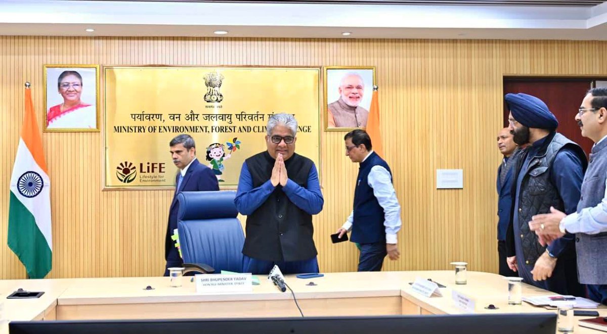 byadavbjp's tweet image. Chaired the sixth high-level review meeting on air pollution in Delhi-NCR today.

Asked all concerned State/UT authorities to expedite the on-ground implementation of all decisions taken in previous five meetings, to improve air quality in the region. 

Requested each stakeholder…
