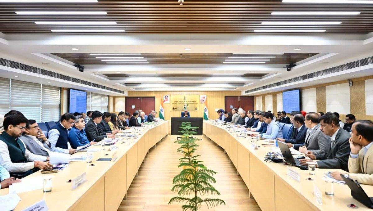 byadavbjp's tweet image. Chaired the sixth high-level review meeting on air pollution in Delhi-NCR today.

Asked all concerned State/UT authorities to expedite the on-ground implementation of all decisions taken in previous five meetings, to improve air quality in the region. 

Requested each stakeholder…
