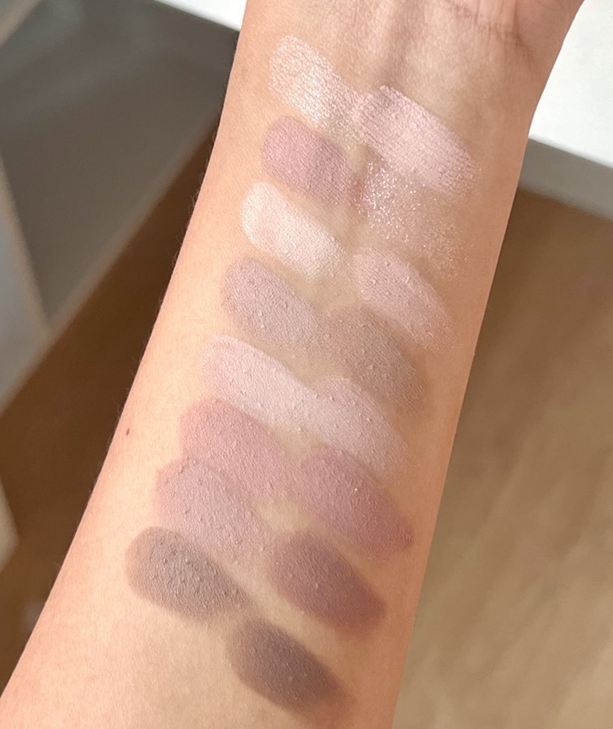 itfeelstory's tweet image. เชียร์ hold live ค่ะไม่ผิดหวัง พาเลทนี้ควรค่ามากกก ถูกและดี 16 สีเน้นๆ แล้วนัวตุ่น ละมุนทุกสีแน่นอน neutral ที่จริงใจ นี่ว่าดูป clio เลยอะ สีคล้ายกันมาก เนื้อก็นุ่มดี ไม่ค่อย fall out แนะนำมากก สี 03 ในงบแค่ 315 บาทเตง🥹