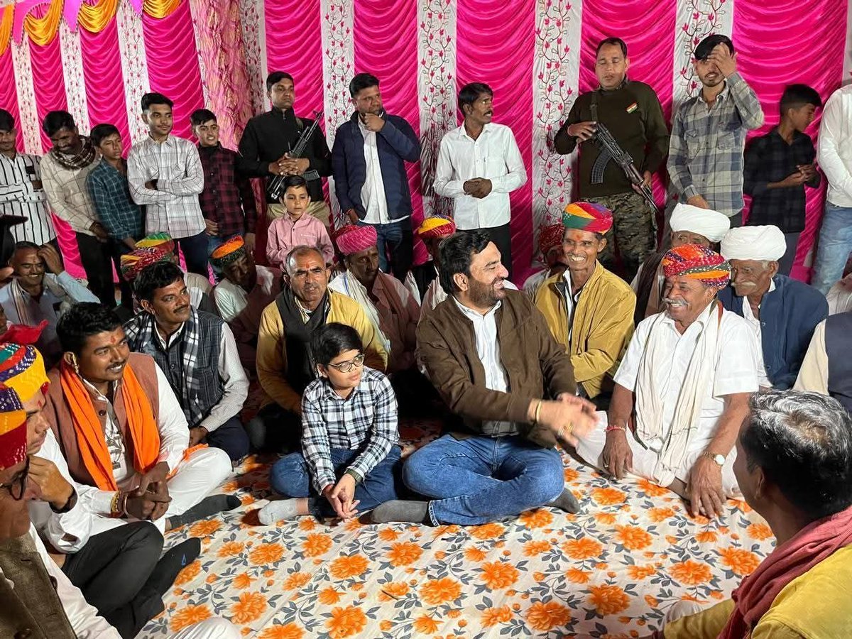 Manu_choudhary4's tweet image. हनुमान जी बेनीवाल का आज बिलाड़ा में विवाह समारोह में सम्मिलित होने के बाद शाम 05 बजे जोधपुर जिले के ही ग्राम -साथीन में श्री भंवराराम,श्री मलाराम मुंदियाड़ा के परिवार में आयोजित वैवाहिक कार्यक्रम में सम्मिलित होने का कार्यक्रम रहेगा |
@hanumanbeniwal