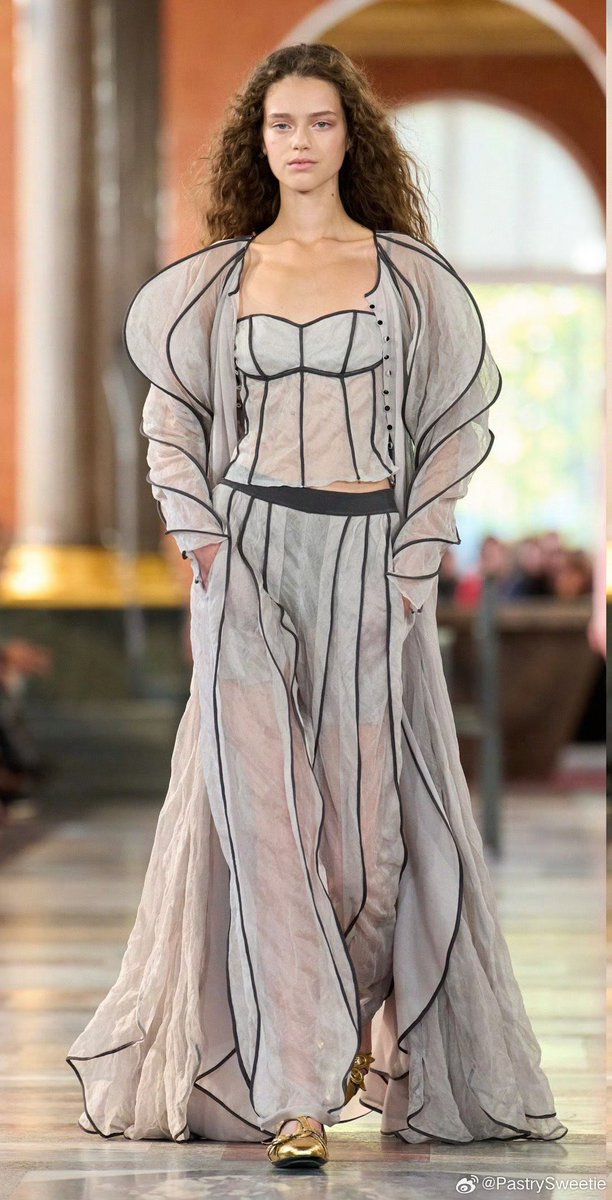 She is wearing LOUIS VUITTON S/S 2026 🔥 

LISA X LV THE PLACE
#LISAxLouisVuitton