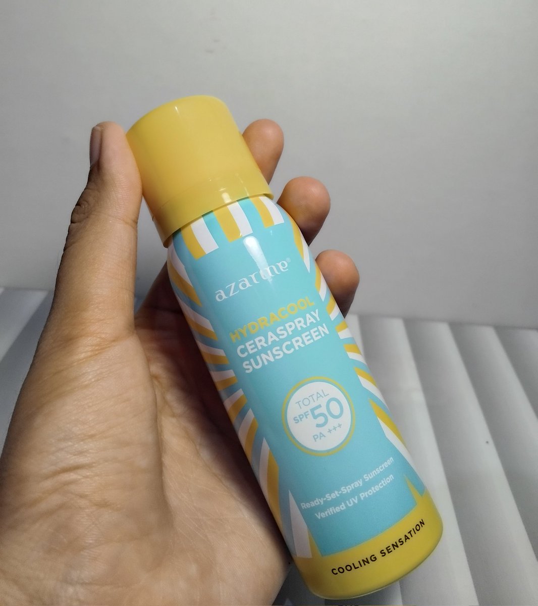 crushnyareece's tweet image. Olahraga outdoor tanpa sunscreen itu sebenarnya riskan. Sinar UV tetap ada bahkan kalau cuaca mendung. Jadi aku selalu pastikan pakai sunscreen sebelum lari atau workout di luar. Dan sejauh ini ☀️Sunscreen Azarine☀️masih jadi sunscreen spray terbaik tahun ini.