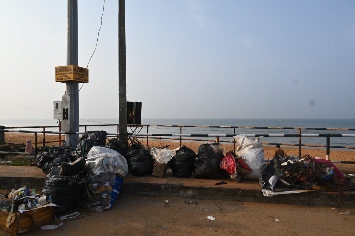 CISFHQrs's tweet image. CISF Leads A Spirited Beach Clean-up At Shangumugham,Keeping The Coast Shining.

As part of Swachhta Pakhwada, #CISF personnel of ASG Trivandrum conducted a dedicated Swachhta Abhiyan Cleanliness Drive at Shangumugham Beach, located near the Domestic Terminal of #Trivandrum…
