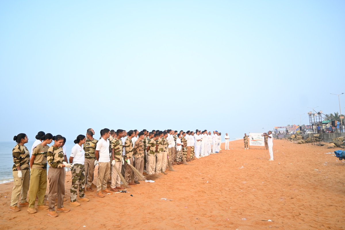 CISFHQrs's tweet image. CISF Leads A Spirited Beach Clean-up At Shangumugham,Keeping The Coast Shining.

As part of Swachhta Pakhwada, #CISF personnel of ASG Trivandrum conducted a dedicated Swachhta Abhiyan Cleanliness Drive at Shangumugham Beach, located near the Domestic Terminal of #Trivandrum…