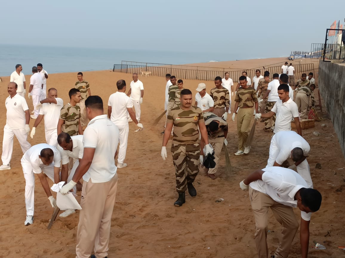 CISFHQrs's tweet image. CISF Leads A Spirited Beach Clean-up At Shangumugham,Keeping The Coast Shining.

As part of Swachhta Pakhwada, #CISF personnel of ASG Trivandrum conducted a dedicated Swachhta Abhiyan Cleanliness Drive at Shangumugham Beach, located near the Domestic Terminal of #Trivandrum…