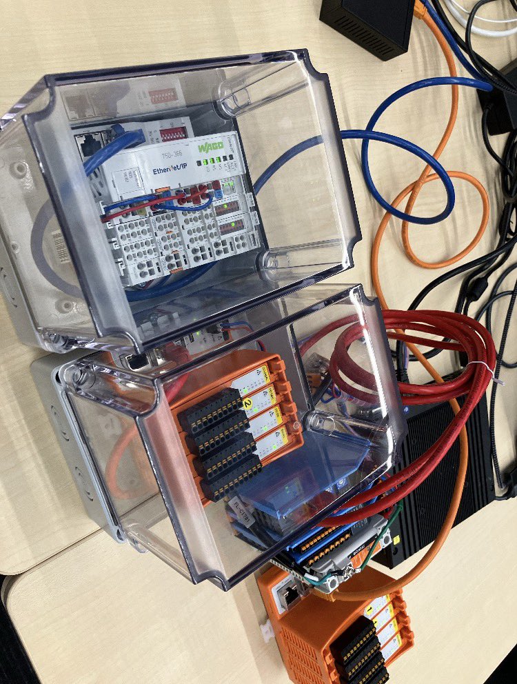 今日はRed Hat社さま、Intel社さま共催のイベントに参加しています