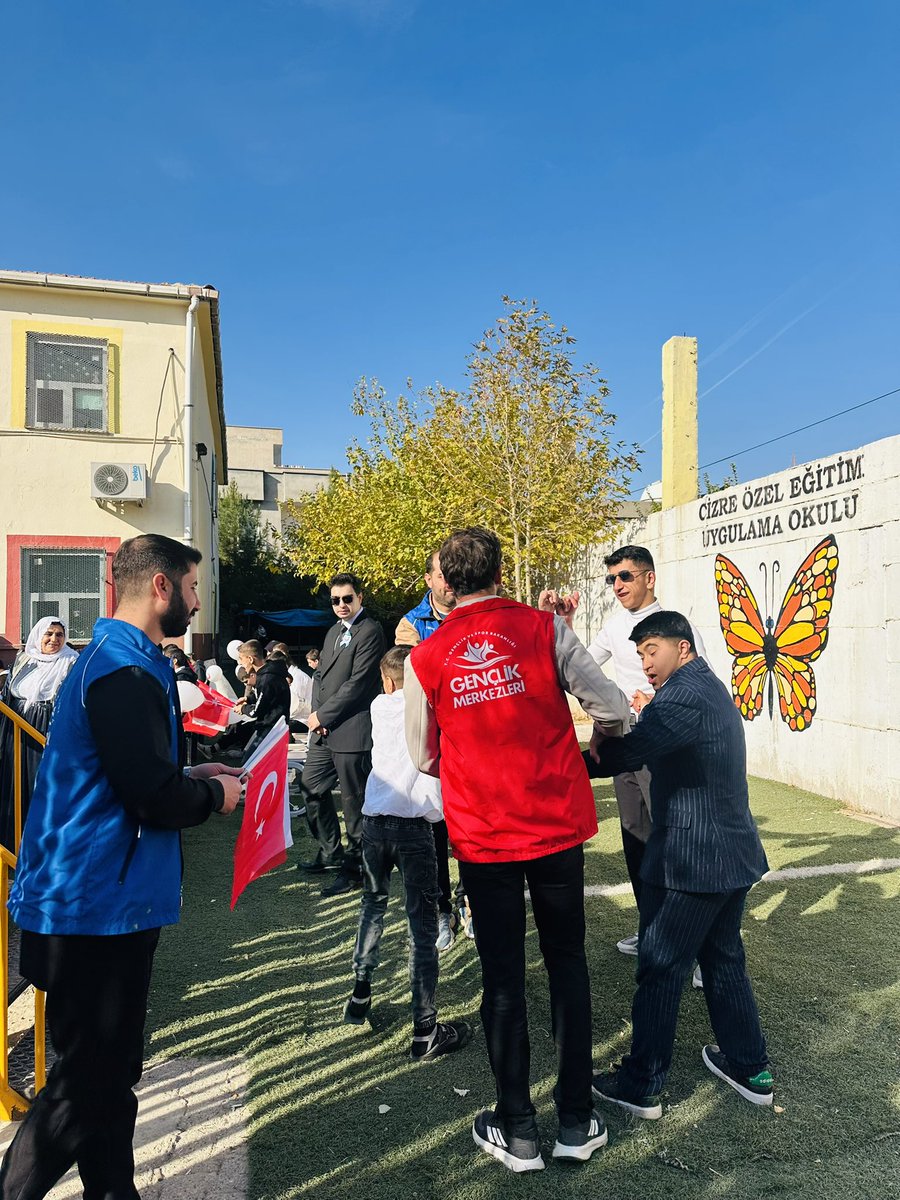 GSB_CizreGM's tweet photo. Gençlik liderlerimiz ve gönüllü gençlerimizin katkılarıyla
3 Aralık Dünya Engelliler Günü’nde Özel Eğitim Uygulama Okulumuzu ziyaret ettik.Etkinliklerde ortaya çıkan samimi ve anlamlı anlar hepimize güzel bir hatıra bıraktı.Emek veren tüm eğitmenlerimizi gönülden tebrik ediyoruz. https://t.co/C4Wu9Fm1Lq