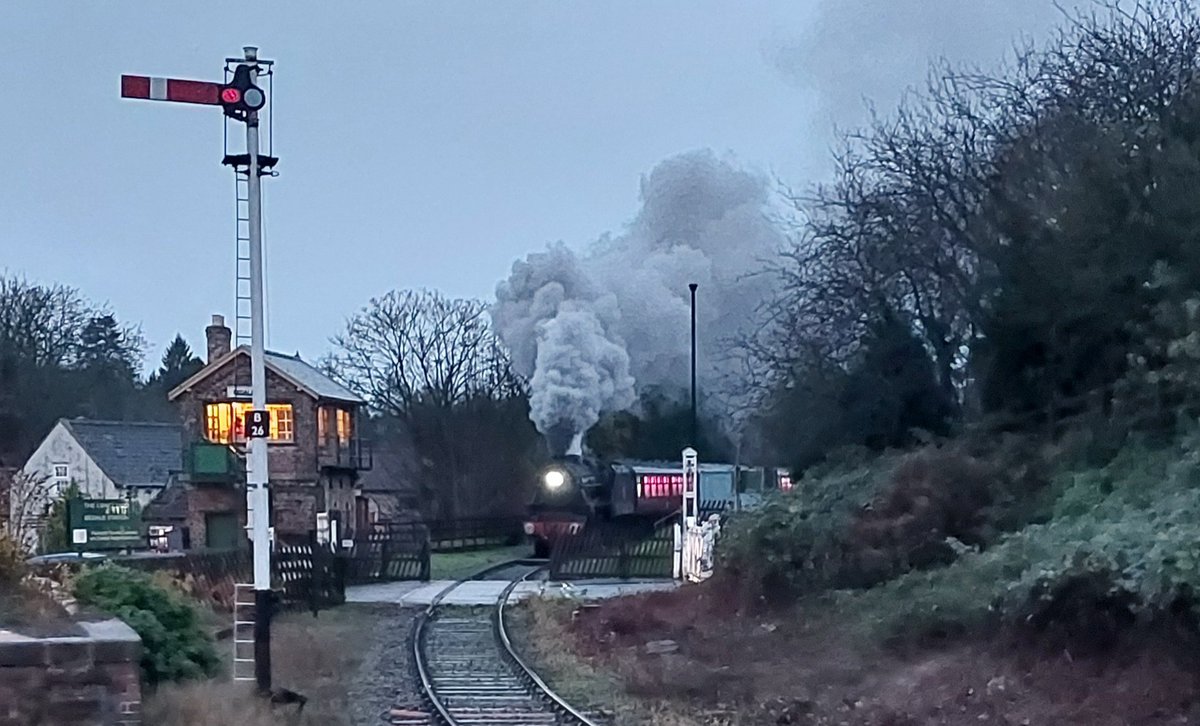 Black Five No. 45407 'The Lancashire Fusilier' approaching Bedale signal box, on its way back from the North Pole with one of our POLAR EXPRESS™ Train Rides!🎅☕
📸 Claire Jarmain