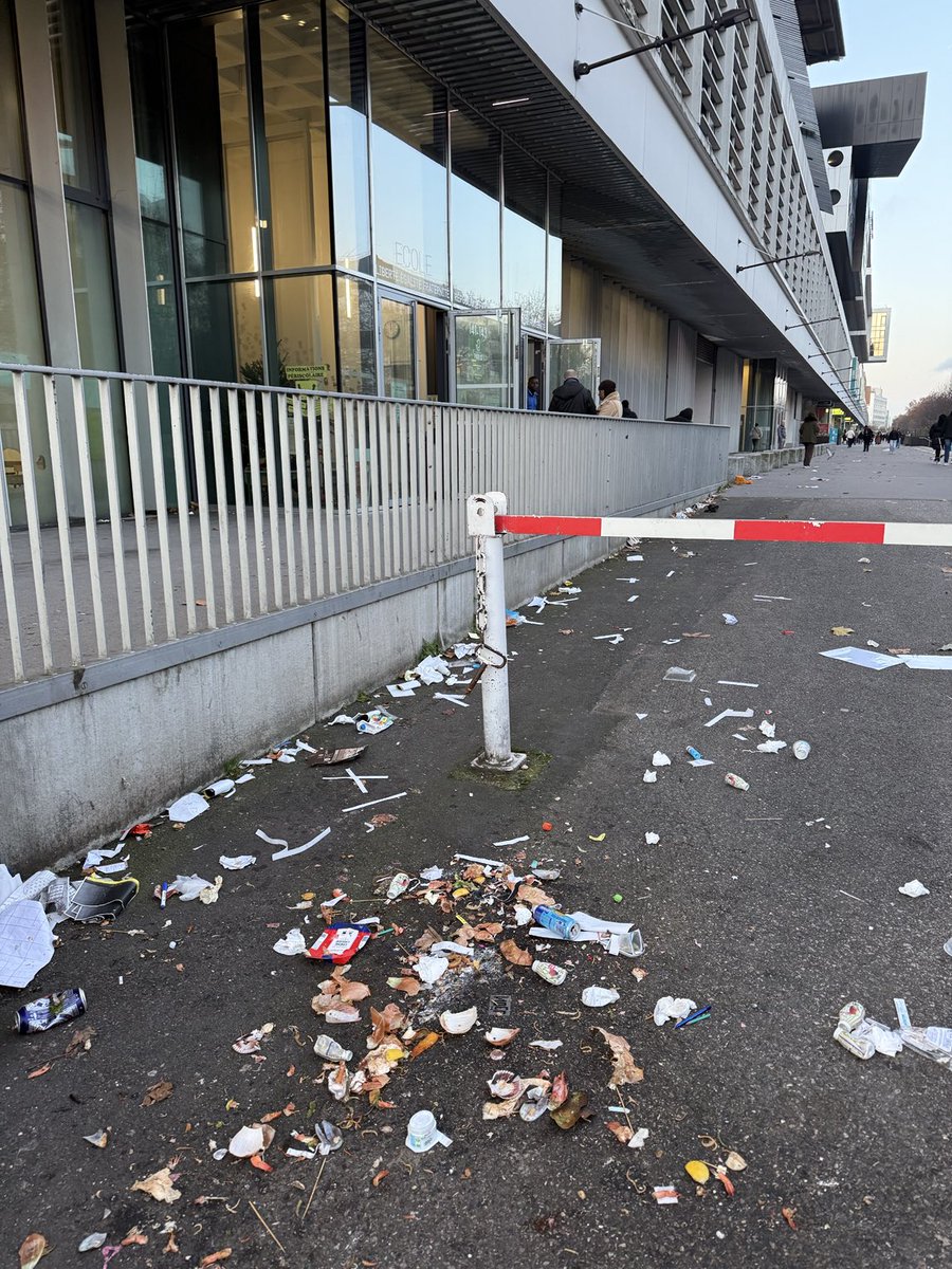 #rosaparks #crack 8h 20 OUVERTURE DE L’ÉCOLE Cesaria Evora à Rosa Parks !!! ⁦<a href="/FrancePress1/">FrancePress</a>⁩ ⁦<a href="/libe/">Libération</a>⁩ ⁦<a href="/FranceTV/">France tv</a>⁩ ⁦<a href="/LeParisien_75/">Le Parisien | Paris</a>⁩ ⁦<a href="/radiofrance/">Radio France</a>⁩  ⁦<a href="/Mediapart/">Mediapart</a>⁩ ⁦<a href="/RFI/">RFI</a>⁩ ⁦<a href="/afpfr/">Agence France-Presse</a>⁩