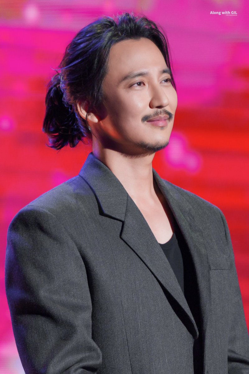 along_with_gil's tweet image. 251129 SMG 우주최강쇼 &amp;lt;연말정산&amp;gt;

저 눈빛이 너무 따수워 

#김남길 #kimnamgil #金南佶 #キムナムギル
#우최쇼