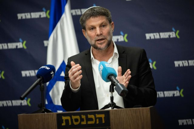 בעוד מערכת הבטחון ממשיכה לדרוש תוספות חריגות שיאלצו צמצום נרחב של שירותים במשרדי ממשלה והטלת מיסים, שר האוצר מתעקש כי הוצאות הבטחון יתכנסו לתקציב שפוי. על פי הדיווחים באוצר תכננו להעלות את שיעור המע"מ באחוז נוסף, אך לסרוגים נודע כי סמוטריץ' מסתייג מכך.
srugim.co.il/?p=1271527