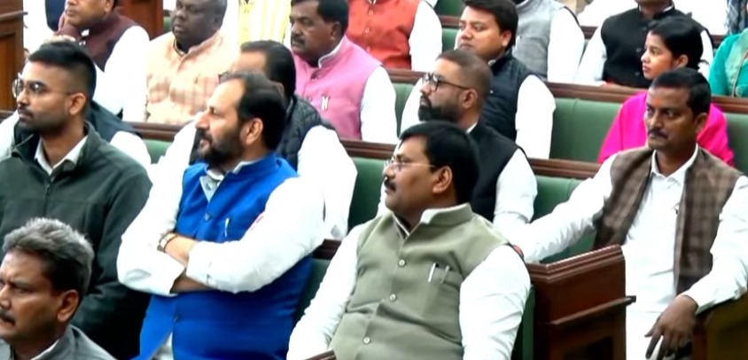 JDUUmeshSingh's tweet image. आज 18वीं बिहार विधानसभा के संयुक्त सदन में महामहिम राज्यपाल श्री आरिफ़ मोहम्मद ख़ान ने अपने अभिभाषण में बिहार सरकार की गरीब कल्याण, सामाजिक न्याय और समग्र विकास से जुड़ी प्राथमिकताओं को रेखांकित किया। उनके संबोधन ने राज्य के विकास की दिशा, सरकार की नीतिगत प्रतिबद्धताओं और आगामी…